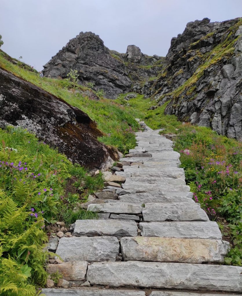 Steps to the Reinebringen