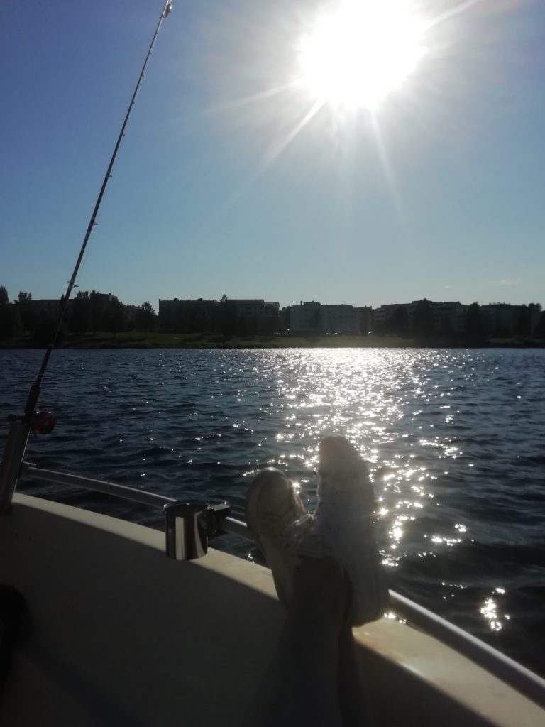 aurinkoisena kesäpäivänä virvelöintiä joella.