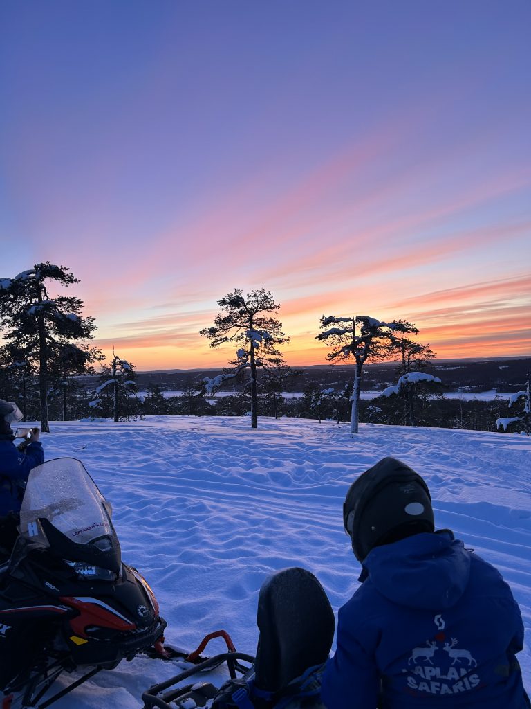 A work day full of possibilities. Driving with snowmobiles through the snowy routes of Rovaniemi.