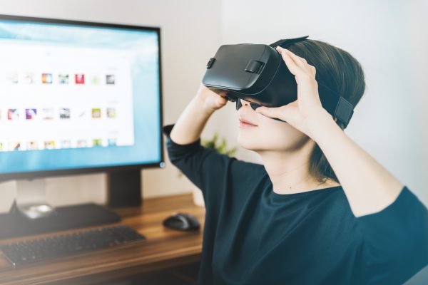 Tyttö katsomassa VR-laseilla virtuaalitodellisuutta.