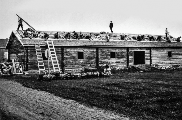 Mustavalkokuva Kotiseutumuseon talkoista vuonna 1967, jossa rakennetaan kattoa.