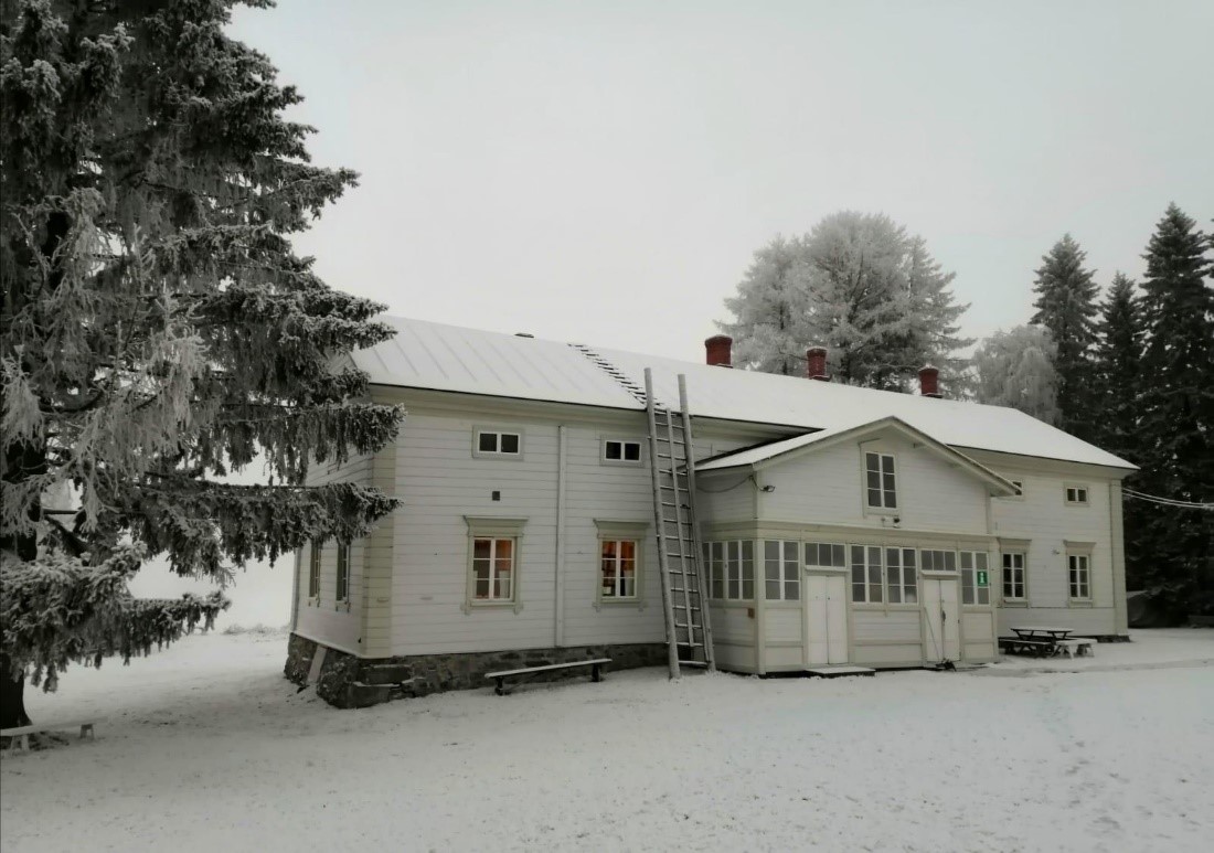 Kuva kotiseutumuseon päärakennuksesta, joka on valkoinen puutalo. 