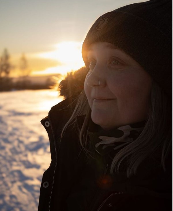 Jenni Pintamo-Kenttälä katsoo luontoa lumisessa maisemassa Pallas-tunturilla.