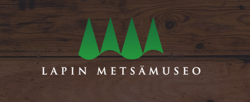 Puisella taustalla teksti Lapin metsämuseo ja sen yläpuolella neljä kuusta.
