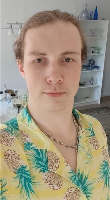 Olli Hellén hienossa ananaspaidassaan.