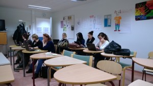 Kosmetologiopiskelijat hiovat omia blogejaan.