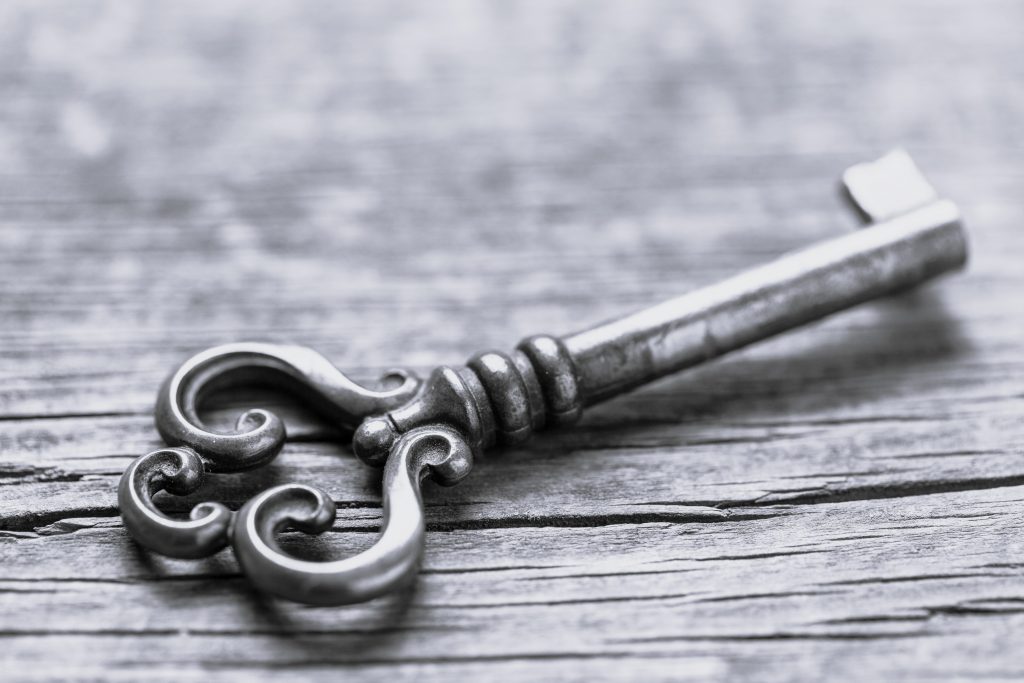 Vanha avain puupöydällä.