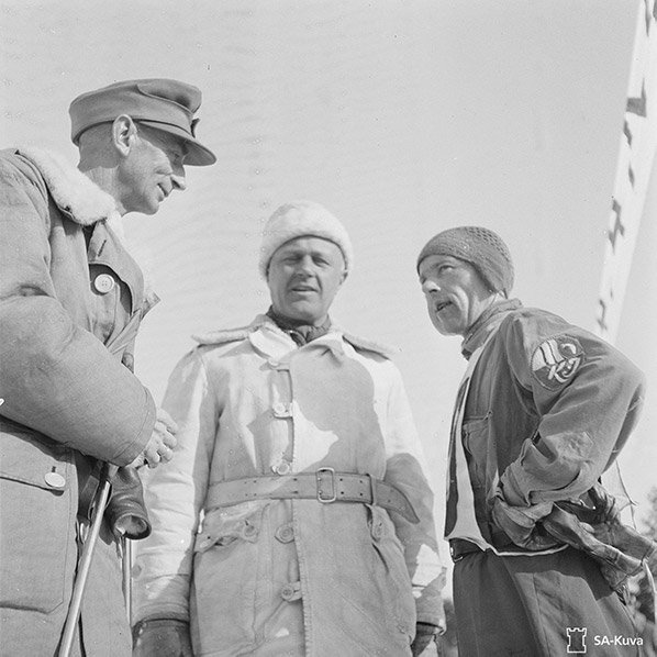 Dietl, Jarl Sundqvist ja maailmanmestarihiihtäjä Jussi Kurikkala vuonna 26.3.1944. (147740)