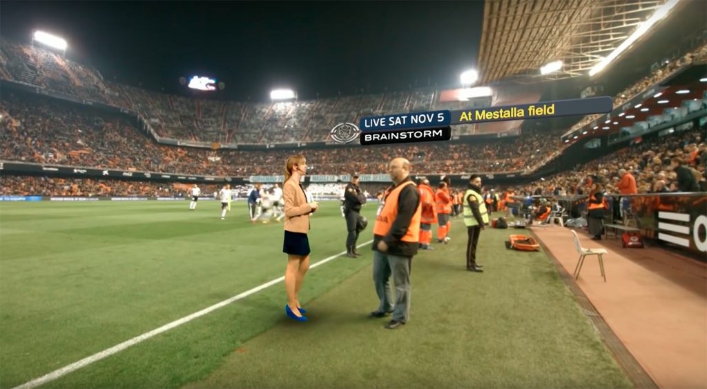 Kuva 3. Esiintyjä (vasemmalla) teleportattuna jalkapallo-otteluun (augmented reality)