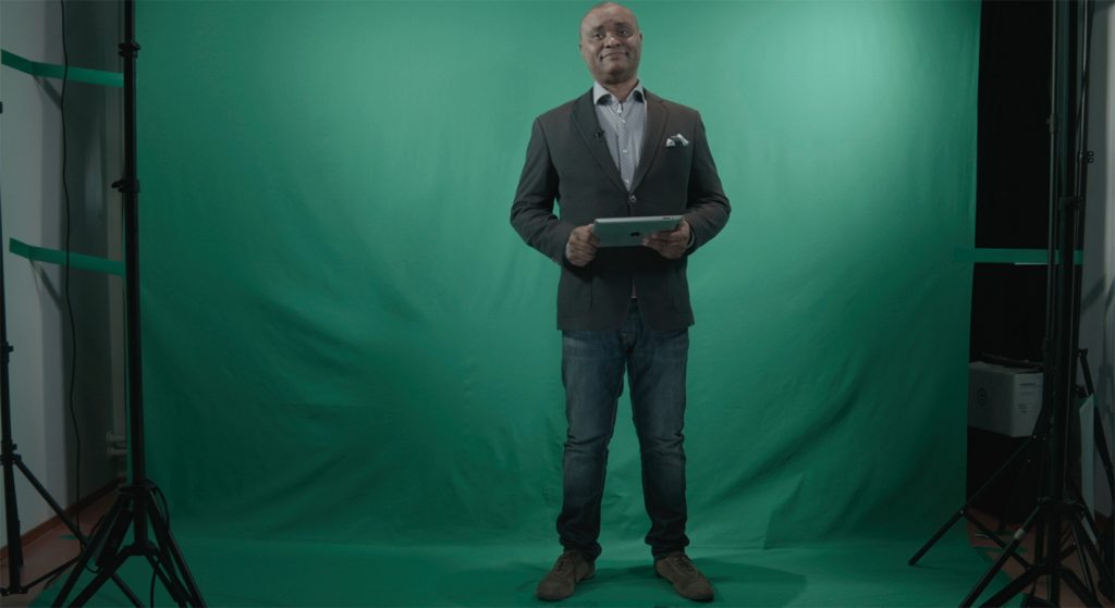Kuva 4. Lehtori Anthony Okuogume valmiina virtuaaliselle online-luennolleen