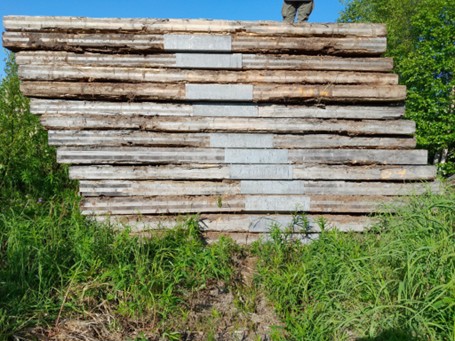 Levyjä maastossa päällekkäin pinottuna.
