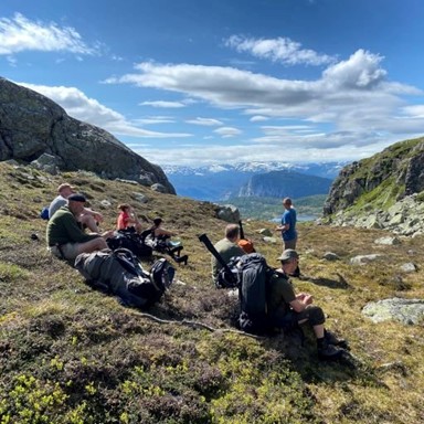 Ihmisiä levähdtystauolla tunturivalelluksella.