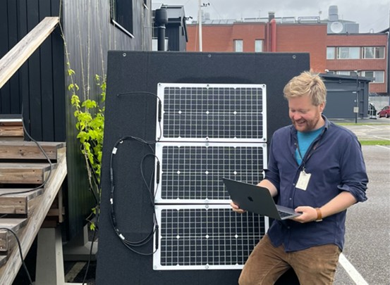 Tekoälymallien ajaminen on mahdollista omalla koneella, joka on ladattu vihreällä sähköllä.