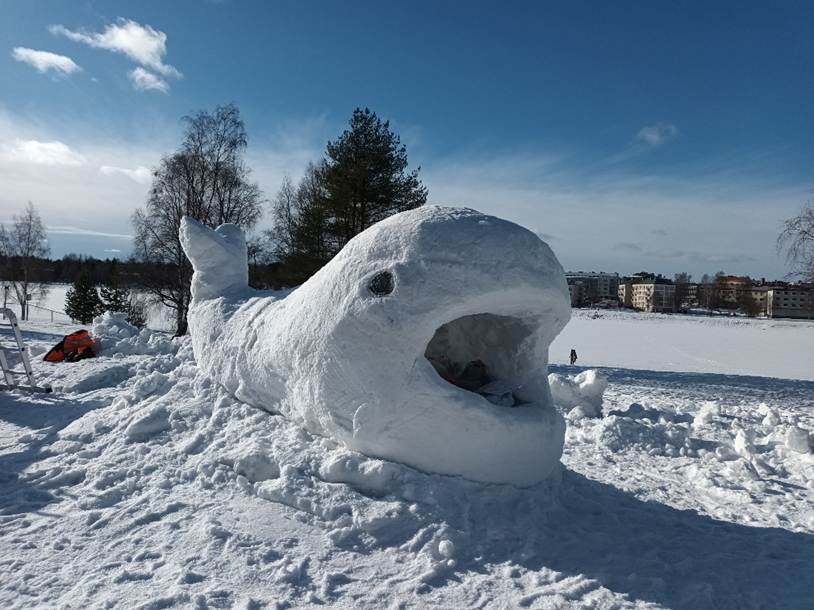 Lumiveistoksen aiheena valas.