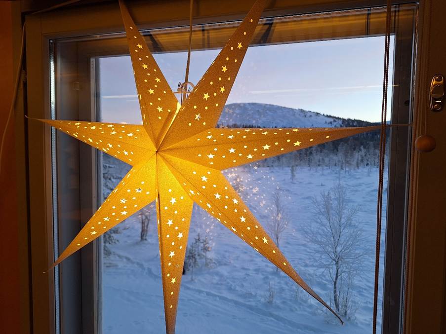Jouluinen tähtivalaisin ikkunassa.