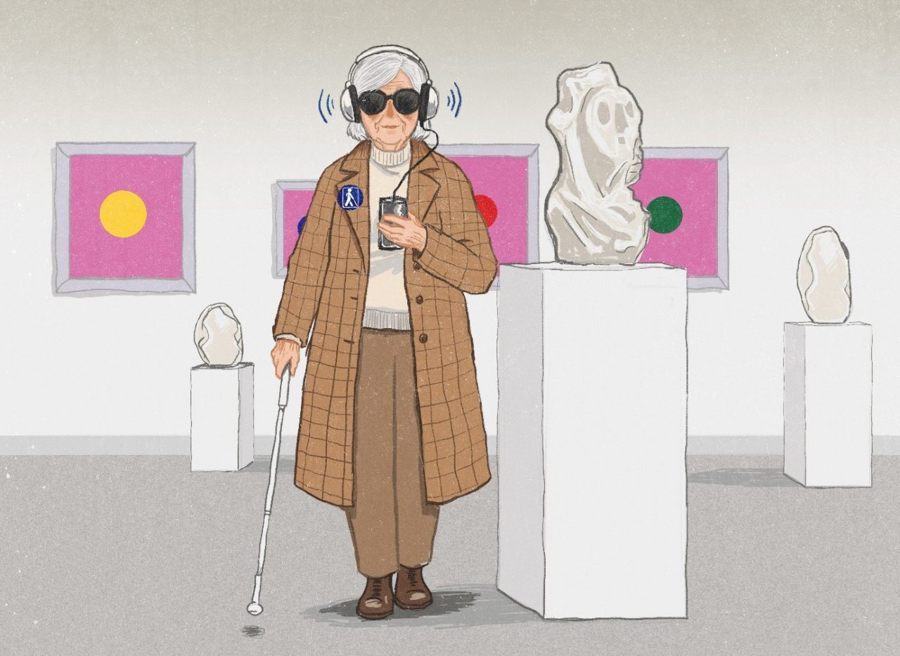 Sokea nainen kuuntelee museossa audio-opastetta kuulokkeet korvillaan. Hänellä on rintamerkki ja valkoinen keppi, jotka kertovat esteettömien palveluiden tarpeesta.