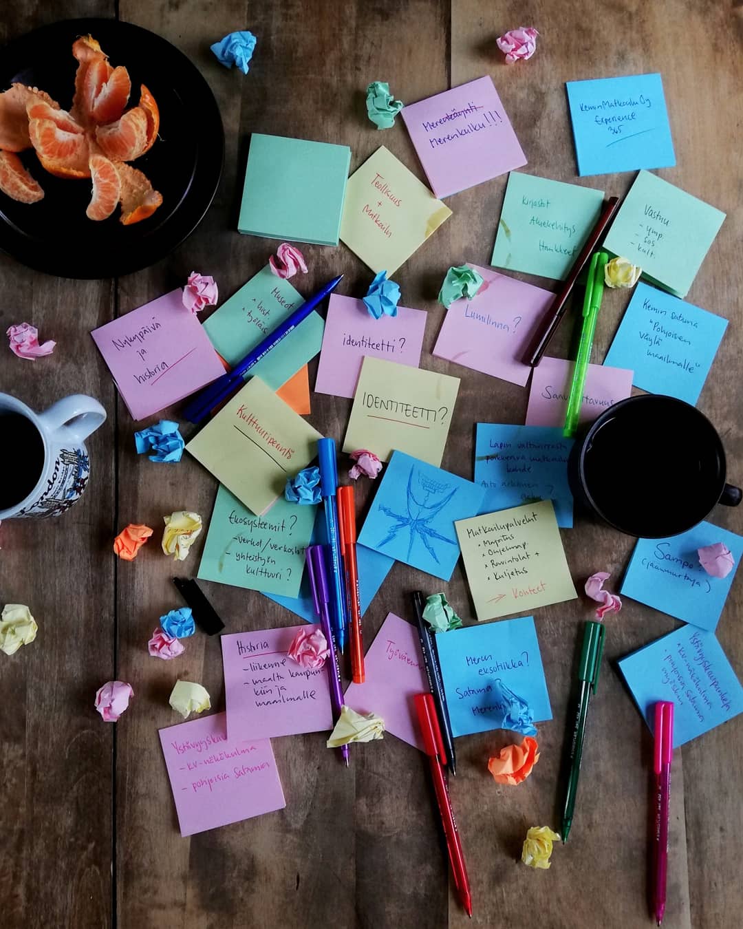 Teollisuusmatkailun opiskelua Opiskelusta, post-it-lapuista ja kahvista.