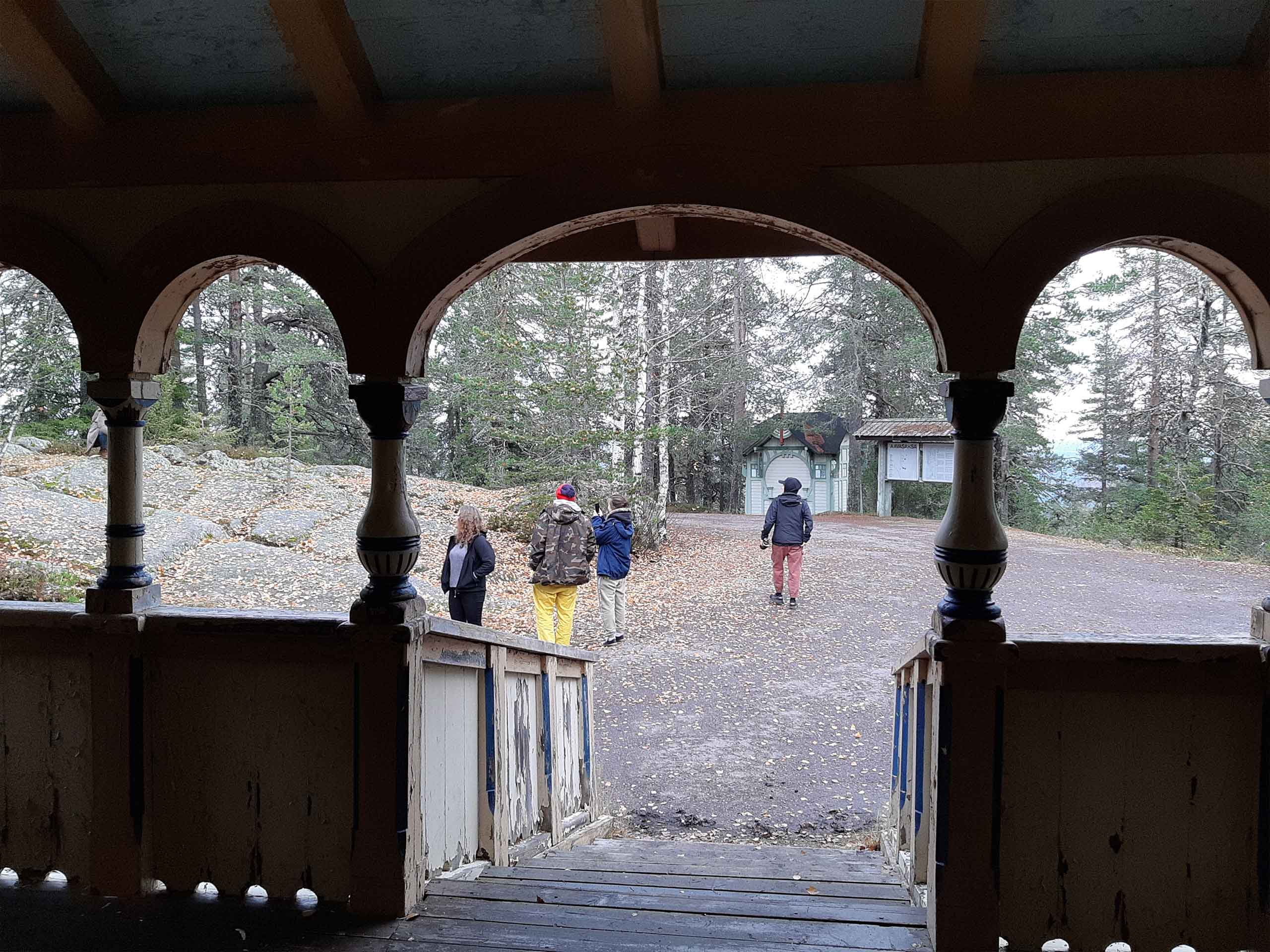 A group of people standing in front of the Imperial Cottage, Aavasaksa, municipality of Ylitormio, Finland