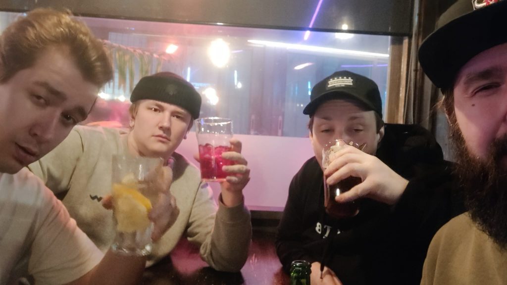 Paavo, Calle, Mikko ja Ykä suunnittelemassa joukkuekokoonpanoa ravintolassa.