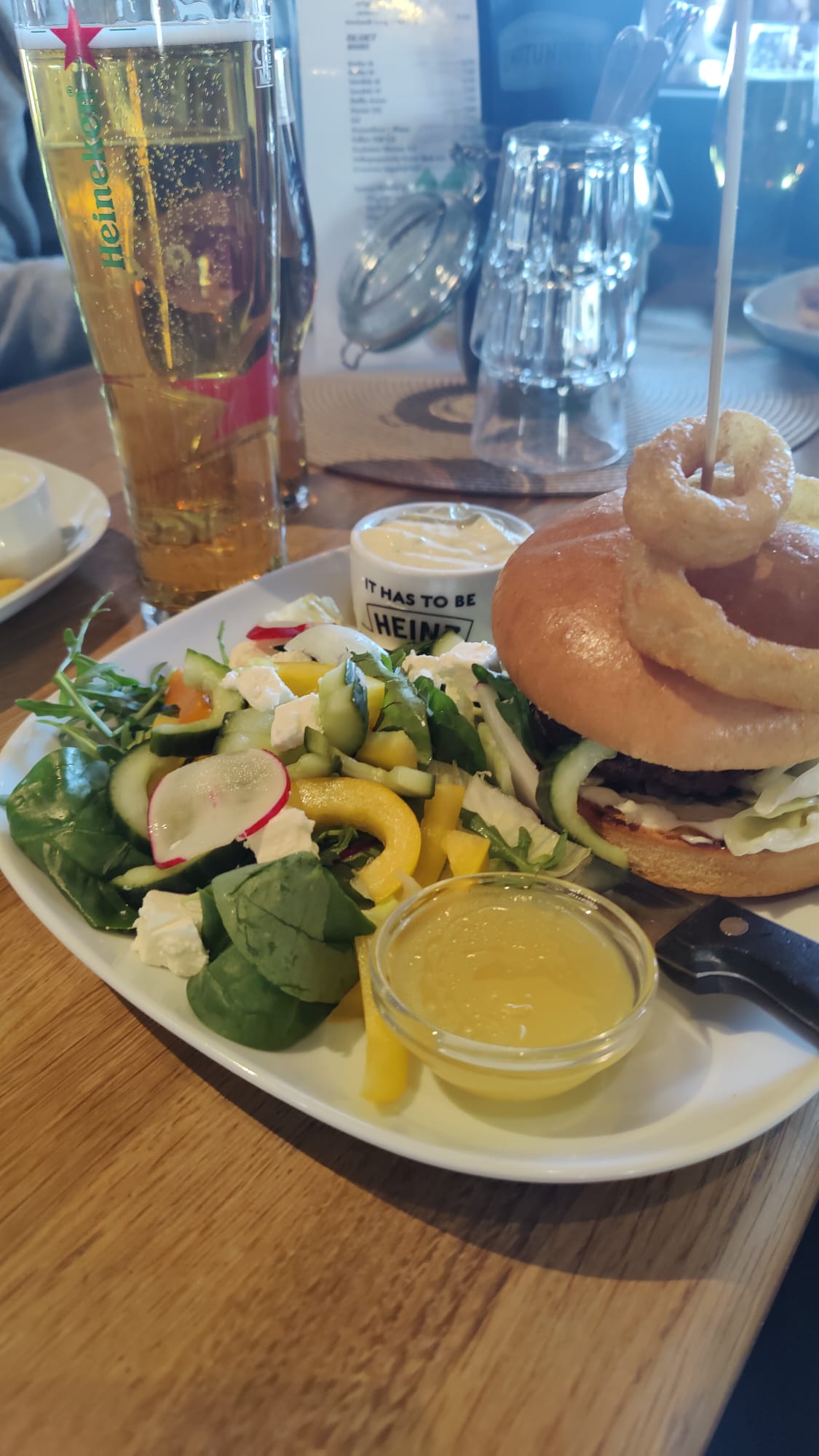 Umpitunnelin aurajuusto smashburger, sipulirenkailla, salaatilla, sitruuna salaattikastikkeella, sekä jalapenoaioli-majoneesilla.