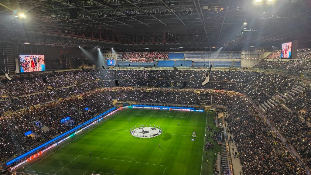 Mestarien liiga ottelun alku San Sirolla, Inter Milan vastaan AS Monaco. Hämärää ja paljon valoja.