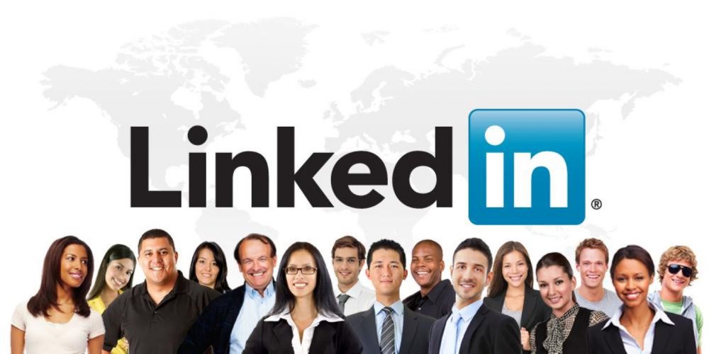 LinkedIn-logo valkoisella taustalla, logon edessä seisoo monimuotoinen ryhmä hymyileviä ammattilaisia eri toimialoilta.