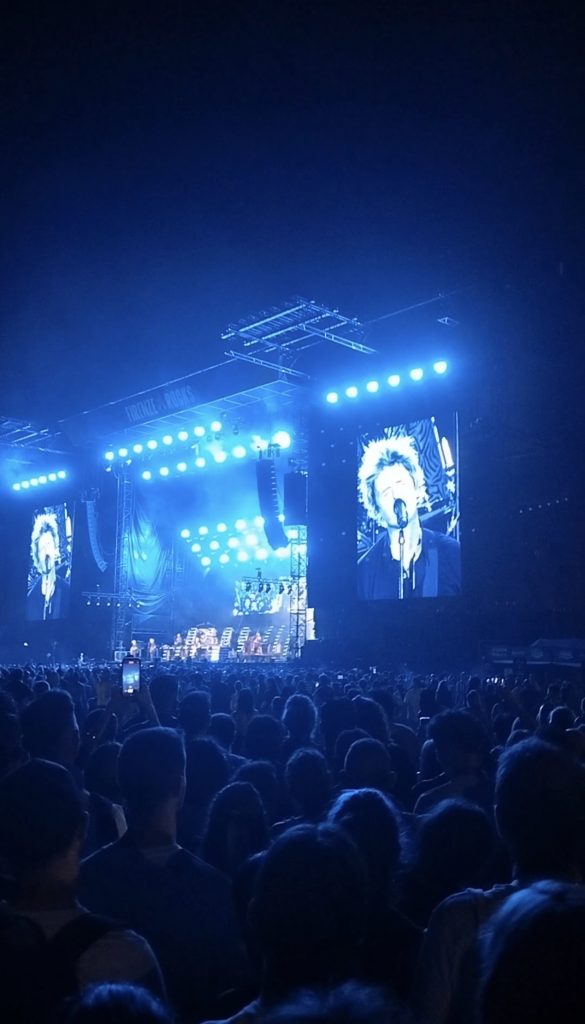 Firenze rocks festivaalin viimeinen päivä, jossa soittaa Green Day. Paljon ihmisiä ja kaksi isoa ruutua, jotka näyttävät laulajaa.