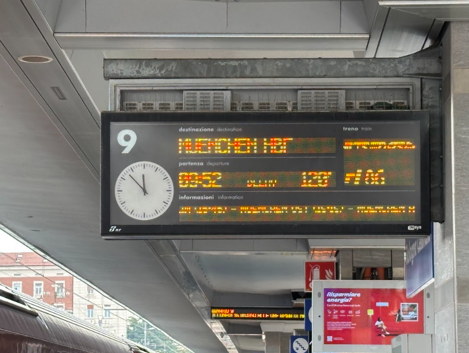 Juna-aseman ilmoitustaulu, joka kertoo ajan ja minne juna on menossa.