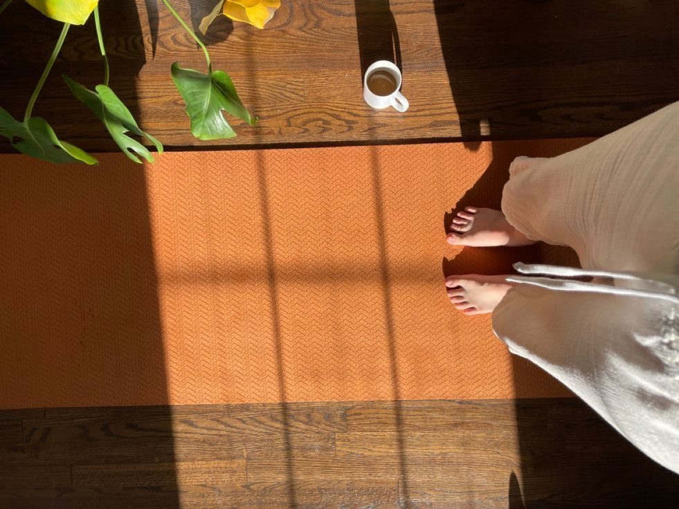 Kehon herättely joogalla paljain jaloin, auringon sarastaessa.