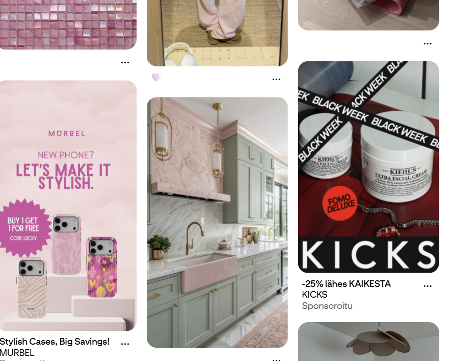 KICKSin Black Week -kampanjamainos Pinterestissä, jossa näkyy kaksi Kiehl’s Ultra Facial Cream -tuotepurkkia mustien Black Week -teippien ympäröimänä. Kuvassa on punainen FOMO Deluxe -tarra sekä teksti, joka mainostaa jopa −25 % alennusta lähes kaikista KICKSin kauneustuotteista. Visuaalinen, selkeä ja ostokehotukseen keskittyvä mainos, joka korostaa kampanjatarjouksia ja tunnettuja kosmetiikkabrändejä.
