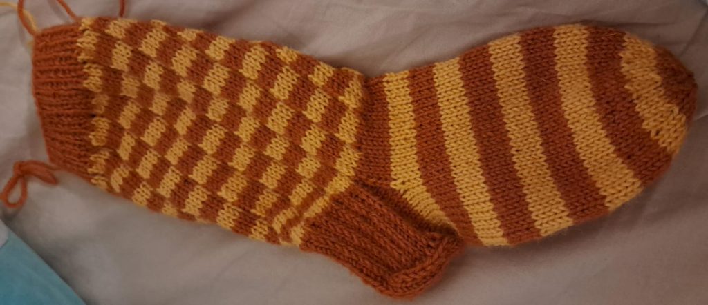 Esimerkkikuva illuusiosukista. Sukassa näyttää olevan ruutuja, vaikka todellisuudessa se on neulottu täysin eri tavalla.