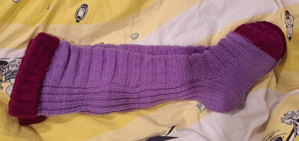 Kuva violeteista polvisukista.