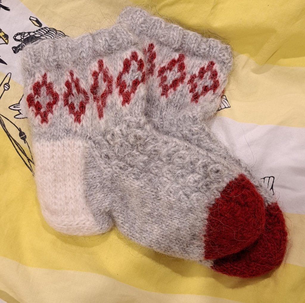 Kuvassa on esimerkki koristellisista villasukista.