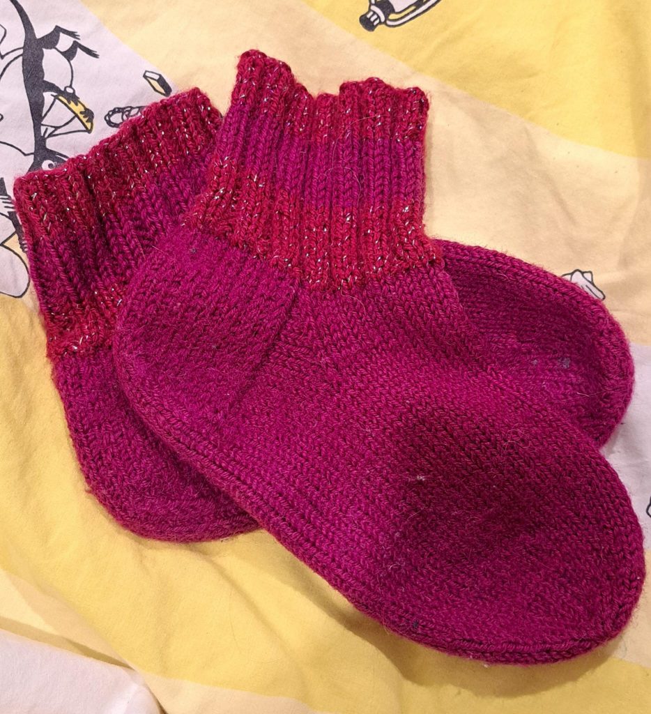 Magentan väriset, tavalliset villasukat.