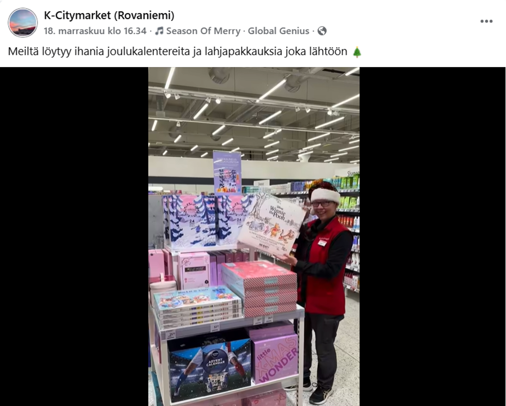 Myyjä esittelee uusia, myyntiin tulleita joulukalentereita Facebook-postauksessa.